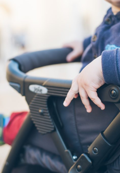 bebe em carrinho de bebe