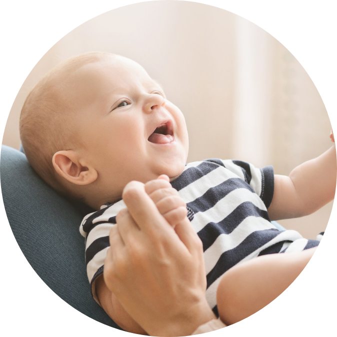 imagem em formato de circulo, bebe sorrindo