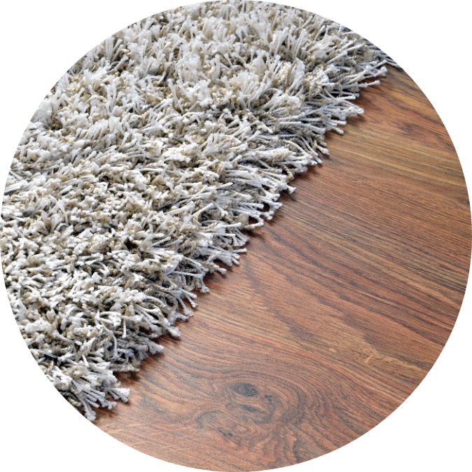 imagem em formato de circulo, de mulher sentada em sofa relaxando