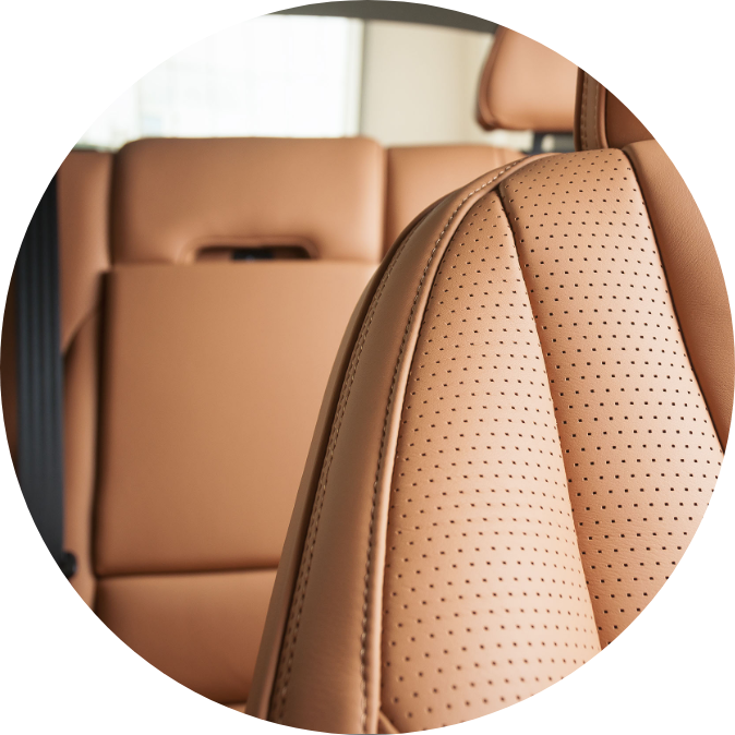 imagem em formato de circulo, de mulher sentada em sofa relaxando