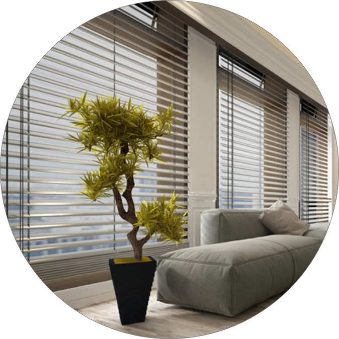 imagem em formato de circulo, sala espaçosa com cortinas persianas